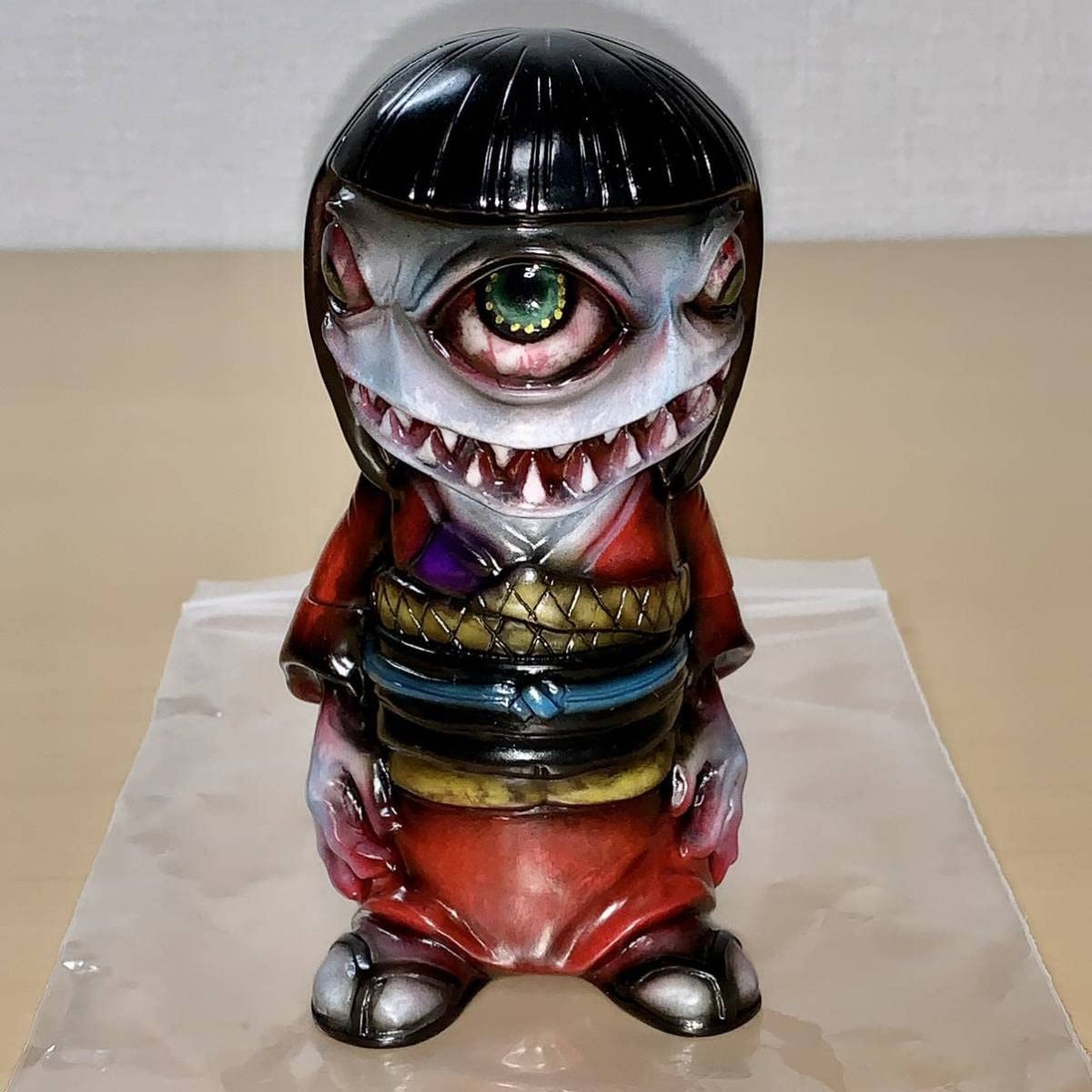 Amazon.co.jp: かっこわらい雑貨店 よしこ 赤 上目 YOSHIKO red