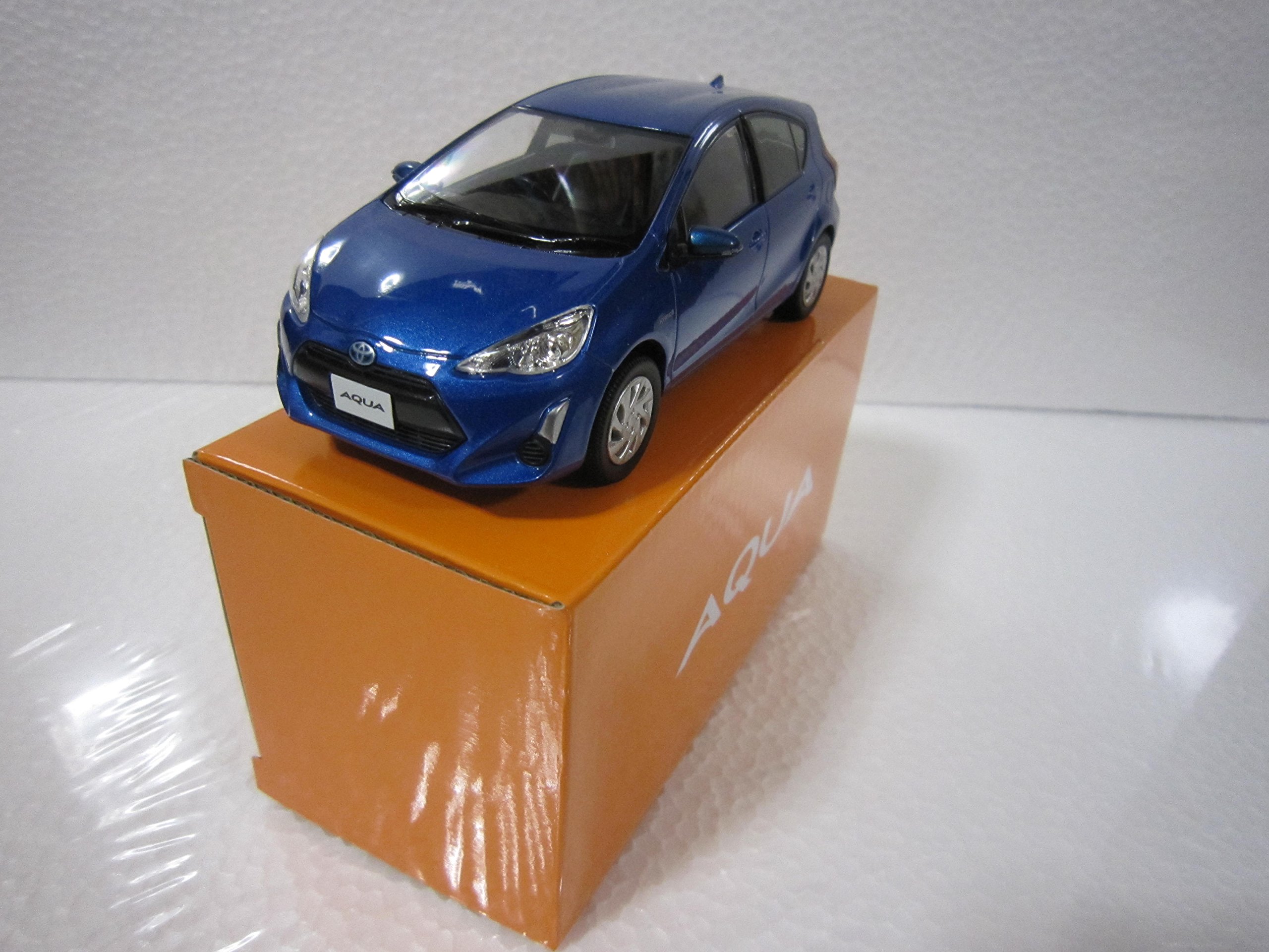 Amazon | トヨタ 1/30 オフィシャルミニカー アクア 後期 AQUA