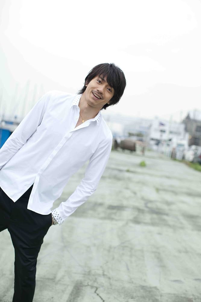 Amazon.co.jp: 写真集 『月刊MEN 青柳翔』 (DVD付) ~ワルの顔、爽やか