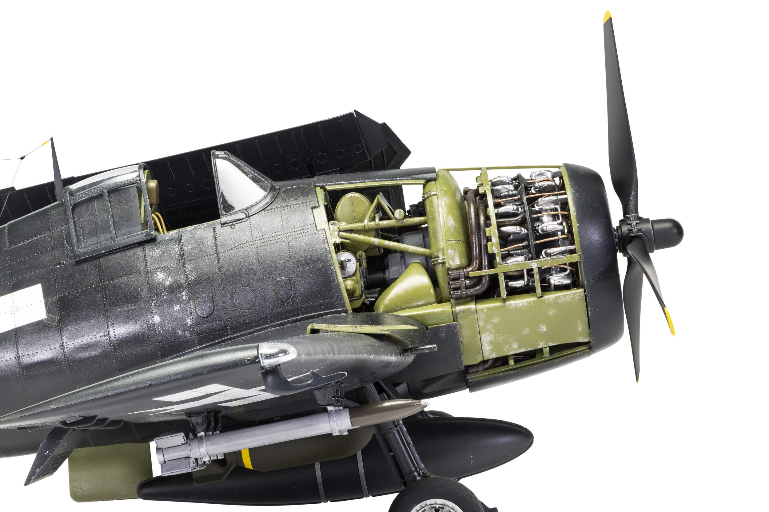 Amazon.com: Airfix Grumman F6F-5 Hellcat 1:24 WWII Military