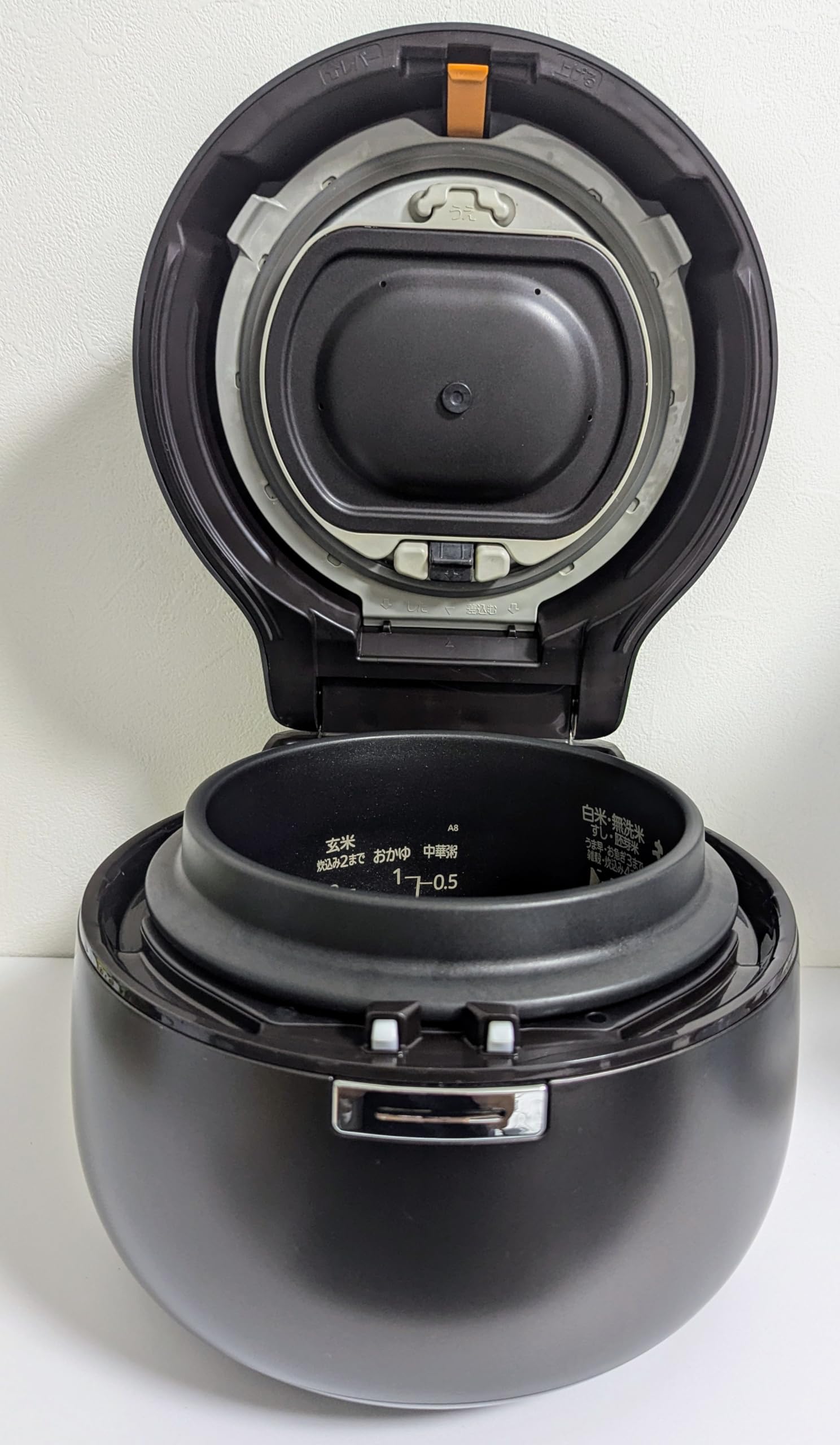 Amazon.co.jp: IHジャー炊飯器（5.5合炊き） 黒銀蒔MITSUBISHI 本炭釜