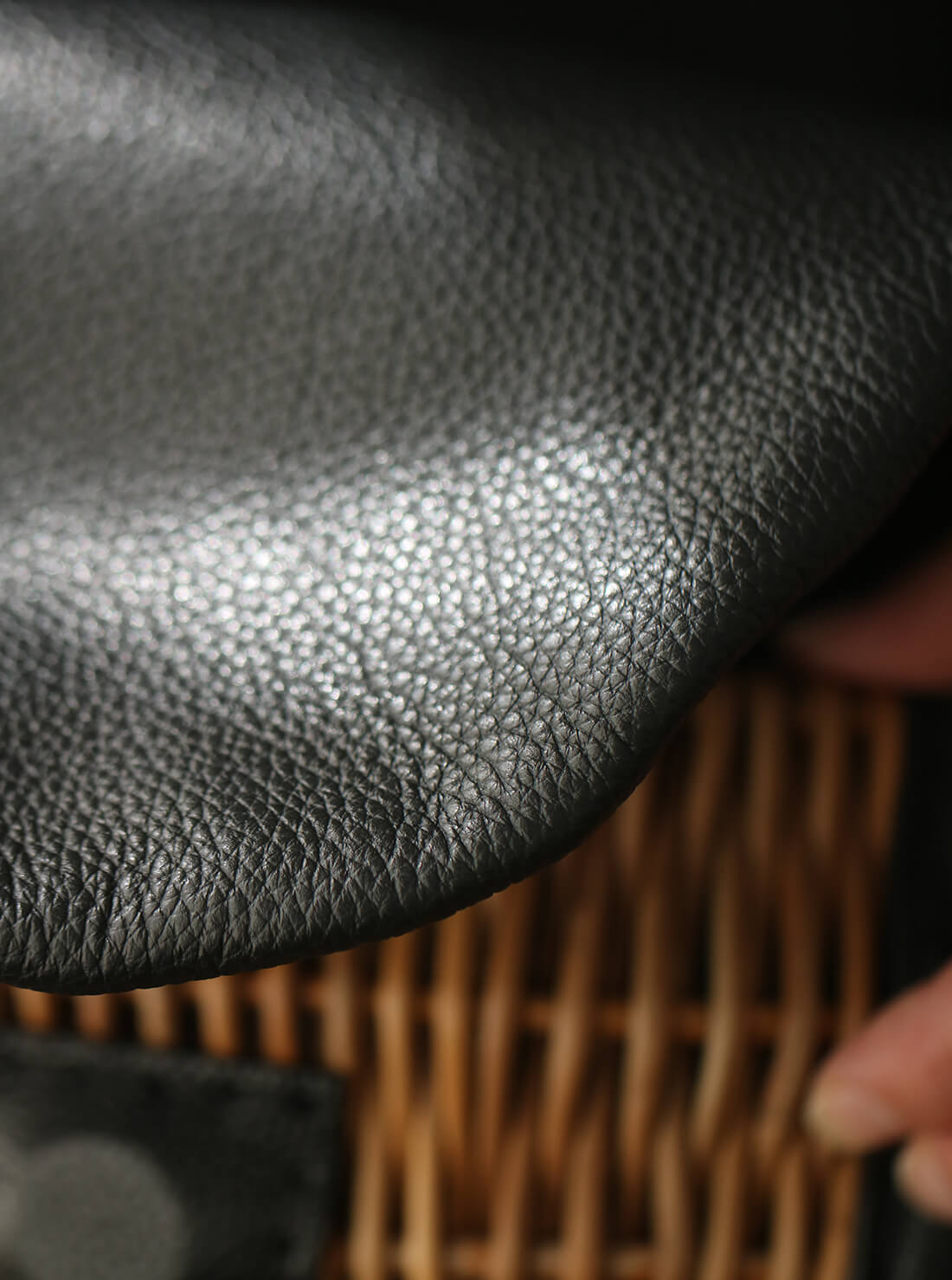 ebagos フニュ シュリンク・ボディバッグS (マロングラッセ） 籐ポケ