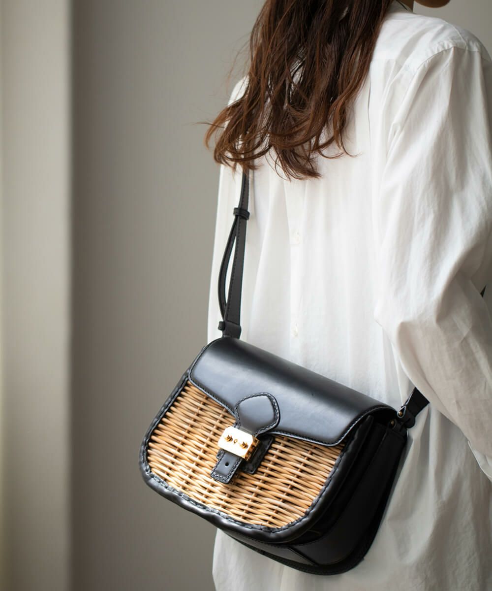 ebagos カーフ・ショルダーバッグ（ラウンドショルダー） BLACK