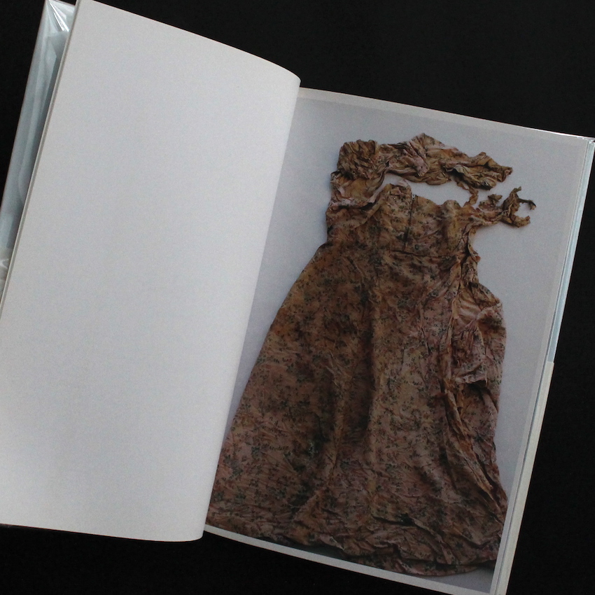 ひろしま / Hiroshima（Signed） - 石内 都 / Miyako Ishiuchi