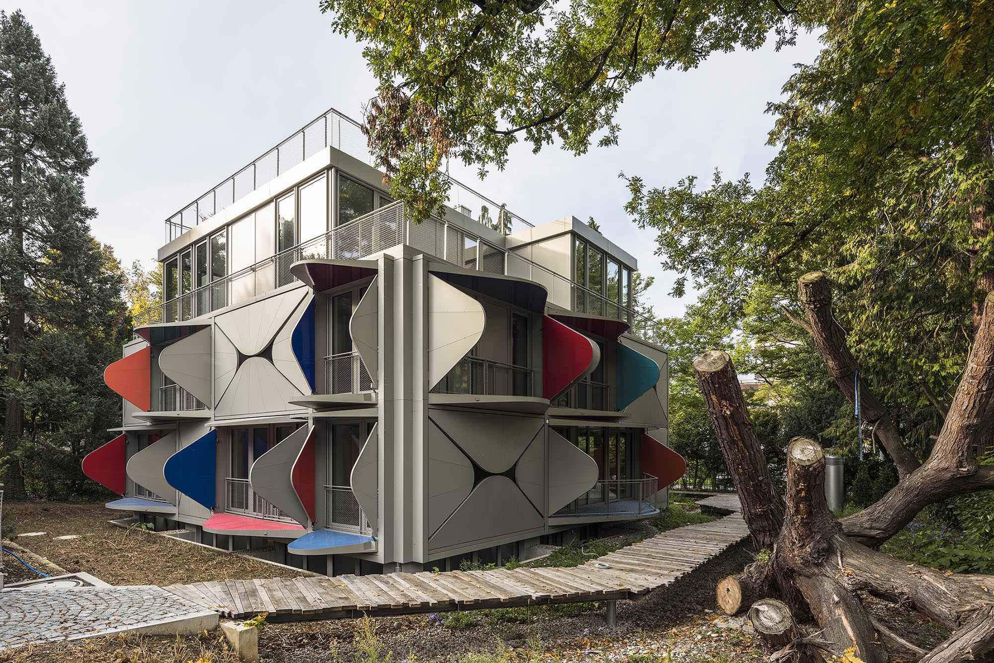 可動式ファサードが織りなす住空間〈バレエ・メカニック〉マヌエル