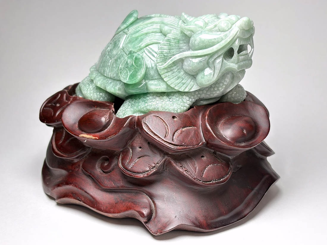 翡翠 龍亀(ロングイ) 彫刻 (木製台座付き)