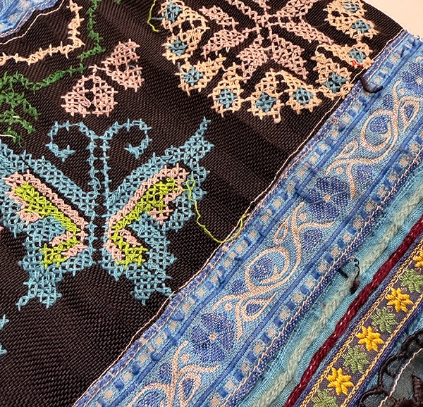 モン族生地は、魅力的な柄が特徴の刺繍生地です。アンティーク布として