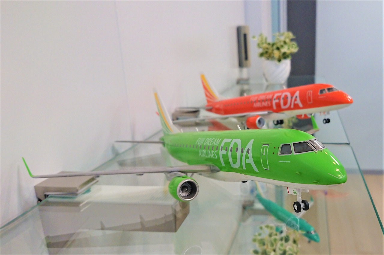 タミヤ製 組み立てキット 1/100 エンブラエル175｜FDAショップ