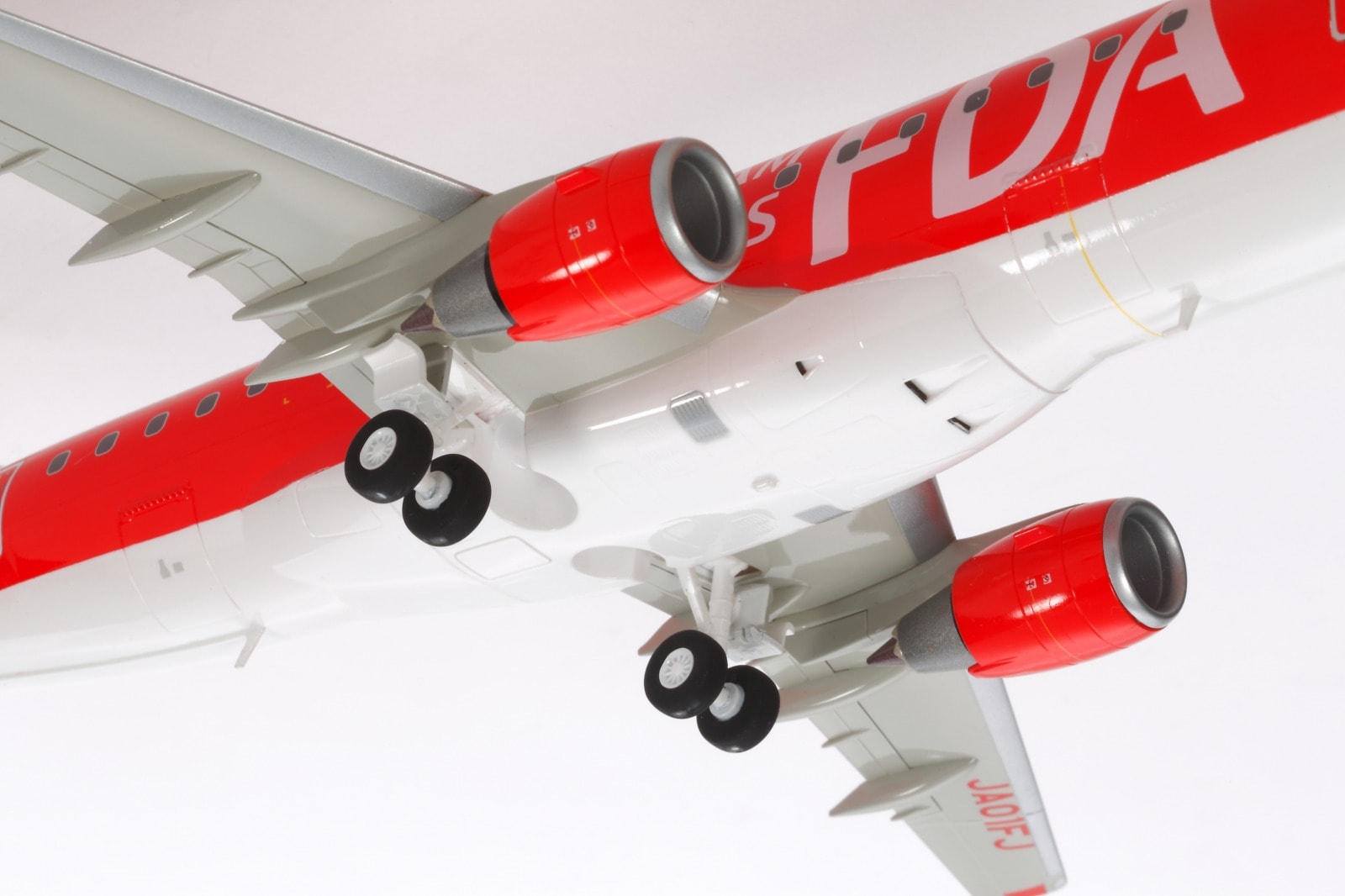 タミヤ製 組み立てキット 1/100 エンブラエル175｜FDAショップ