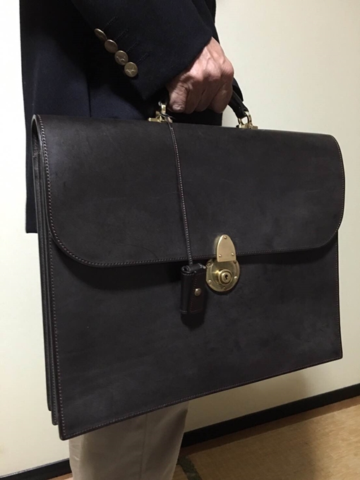 万双のブライドルレザーブリーフケースを1年使用してみた感想 - 【OGA