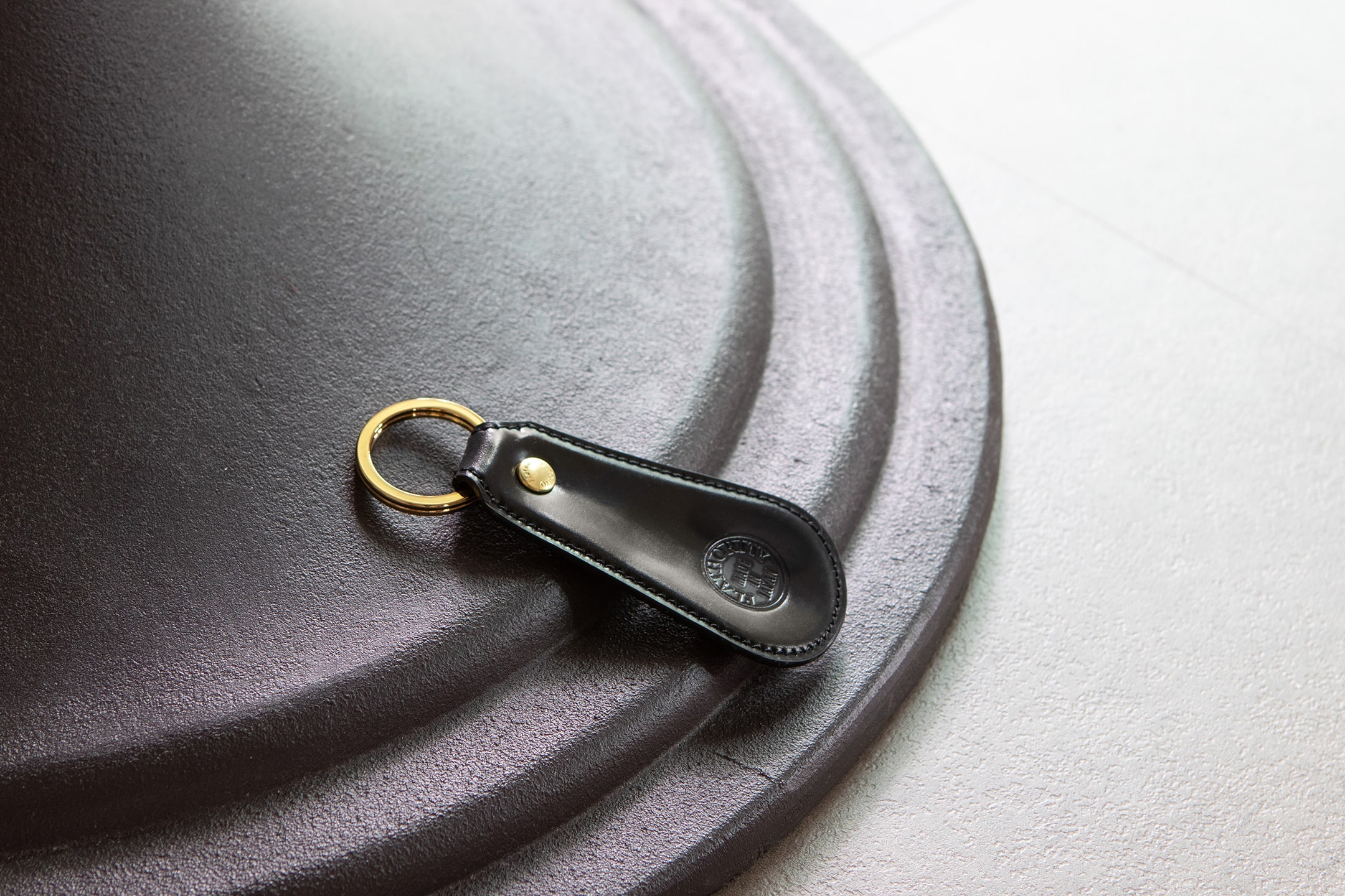 ホーウィン シェルコードバン シューホーン型キーホルダー | 大人の