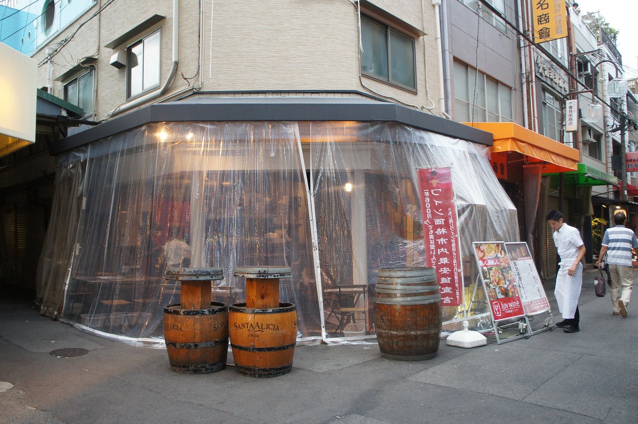 外の樽テーブルで立ち飲み - Picture of Luvwine Temman Honten, Osaka