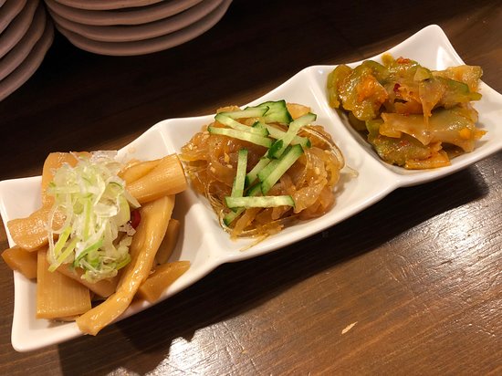 前菜3種盛り（ピリ辛メンマ/中華クラゲ/サーザイ浅漬け） – Bilde av