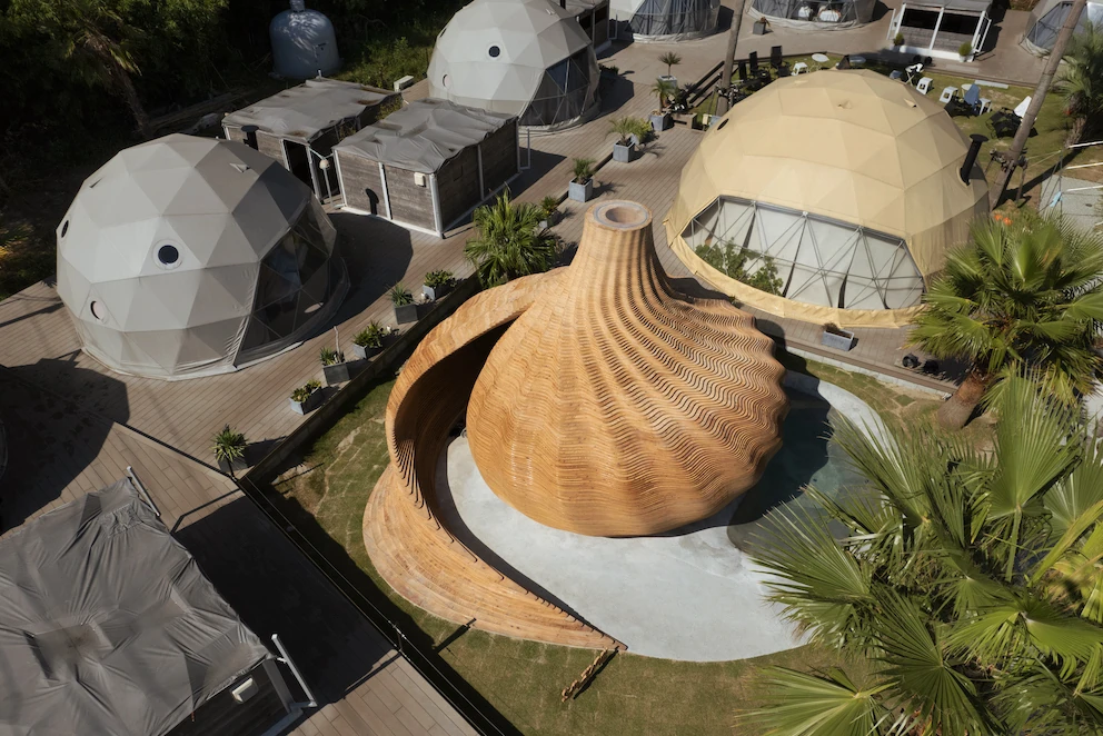 隈太一設計の巻き貝型サウナが直島のグランピング施設「サナ マネ」に誕生