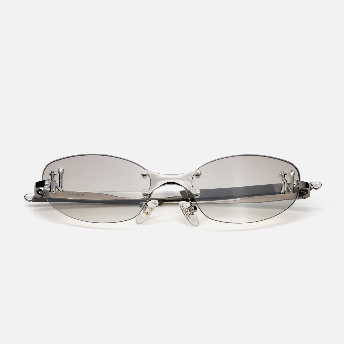 グラデーショングレーのミラーレンズを備えたシルバーのエンブレ