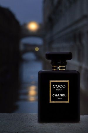 夜の謎を感じさせる香り、ココ ヌワールが鮮烈にデビュー。 | Vogue Japan