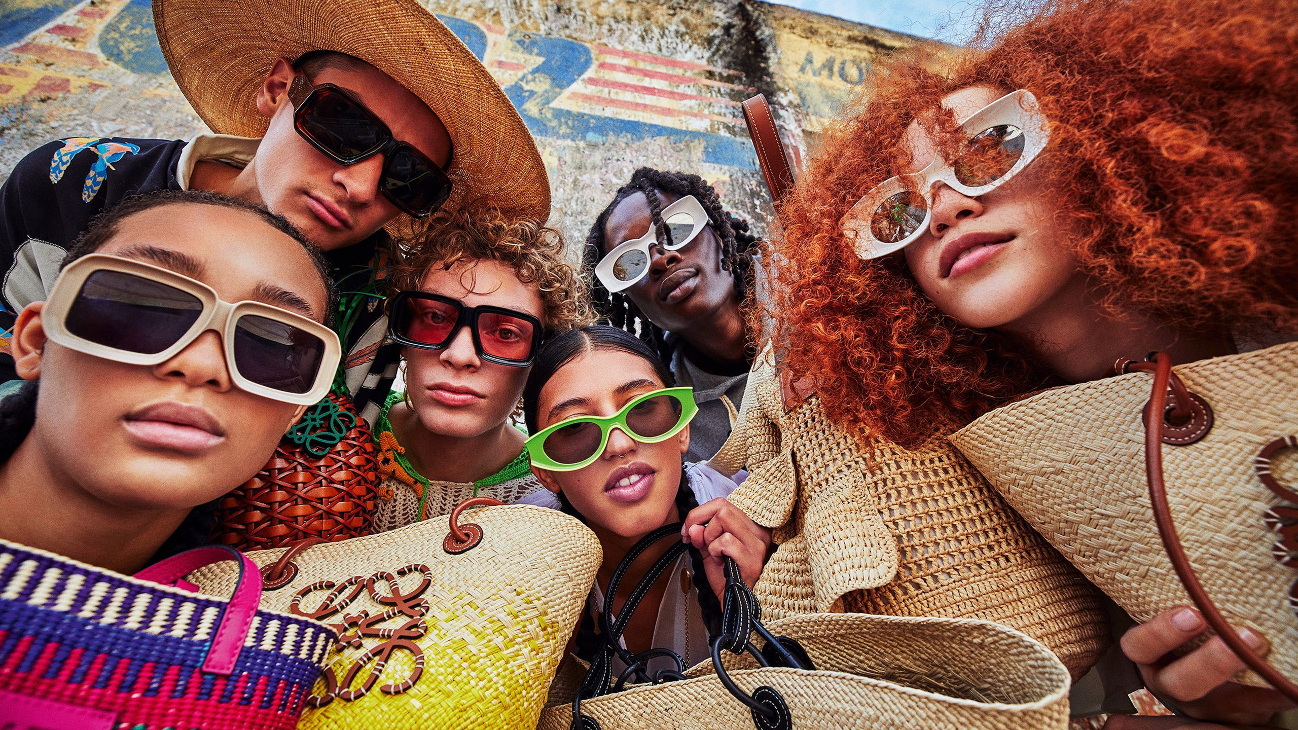 ロエベより“パウラズイビザ”の新作が登場！ 多彩で自由奔放なサマー