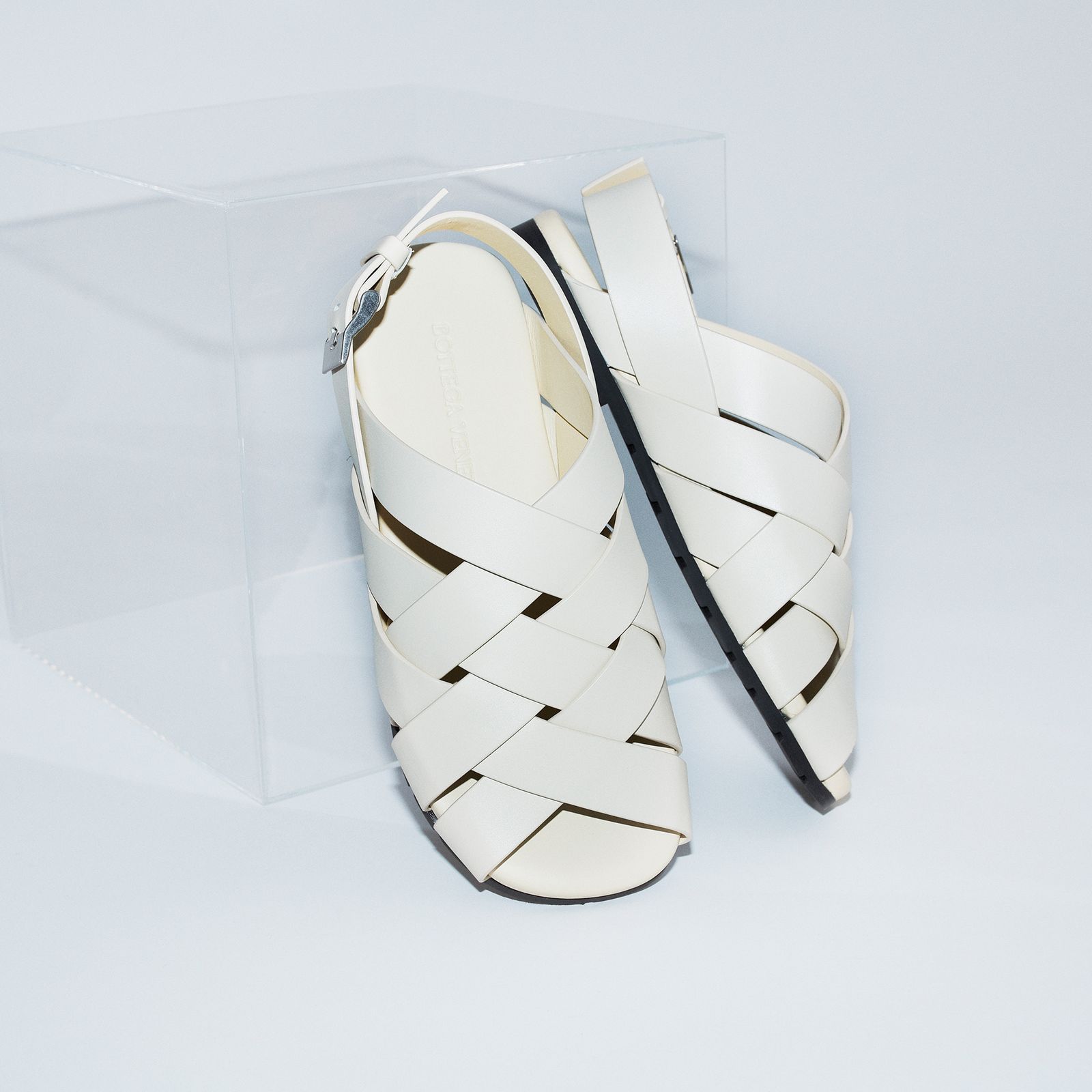 サンダルで取り入れる、ボッテガ・ヴェネタのクラフツマンンシップ