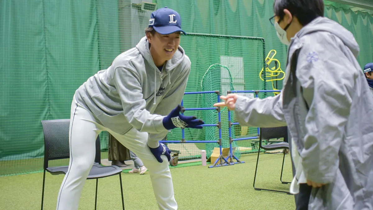 あっち向いてホイに足湯、ビッグチェーンネックレスも！「LIONS THANKS