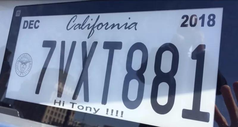 カリフォルニアでデジタル表示のナンバープレートが解禁。メッセージも