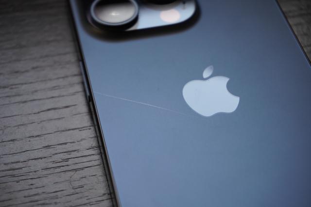 iPhone 15 Pro、ケースなしチャレンジに敗北した者の末路 | ギズモード