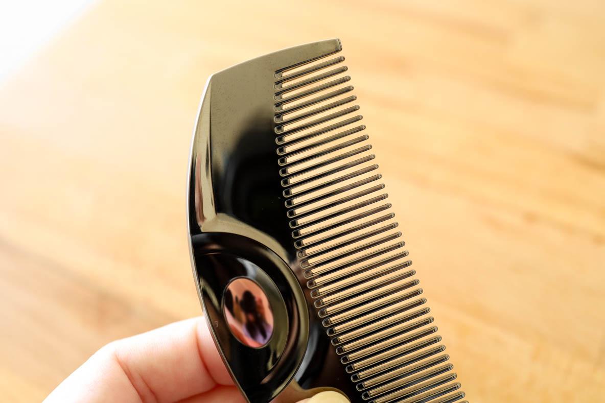 静電気で髪が広がる…。ラブクロムの「プレミアムブラック」で、つるん