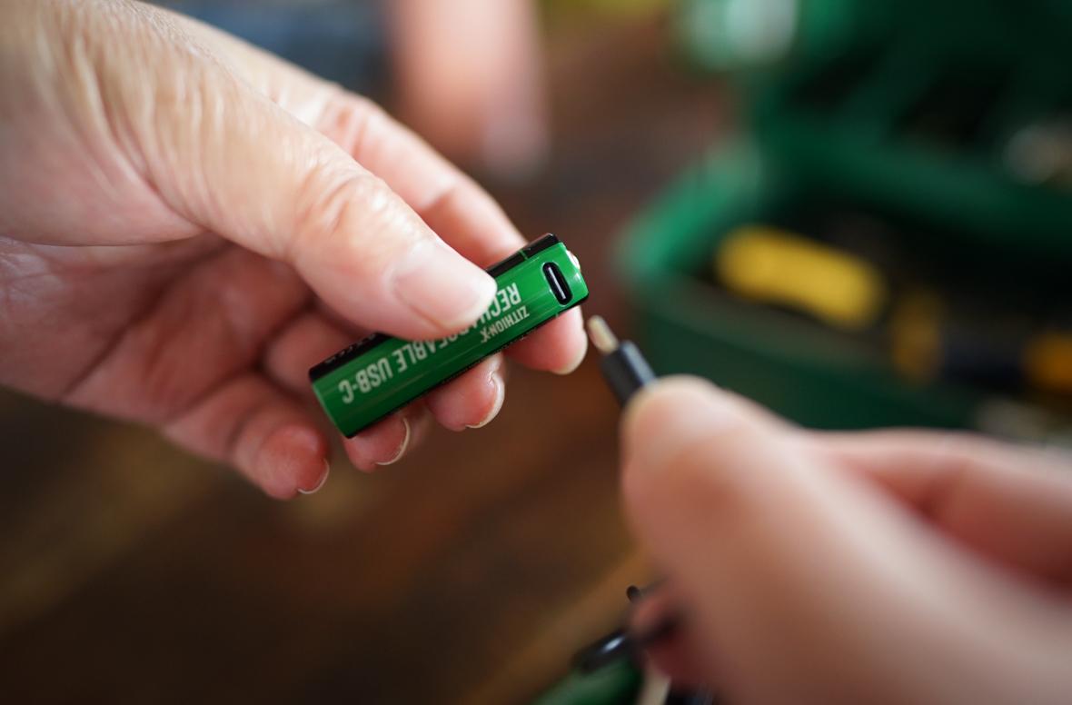 いちいち電池買い直すのやめました。USBで直接充電できる「ZX AAA」が