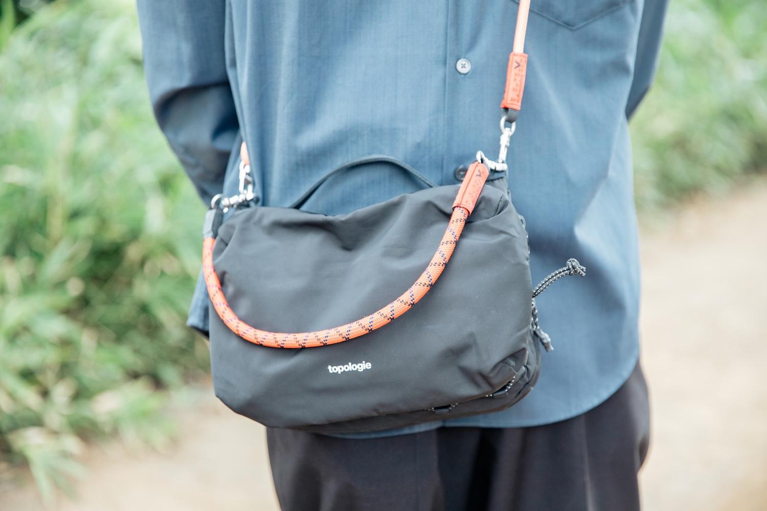 トポロジーのボトルサコッシュが「小さいバッグだと飲み物持ち歩き