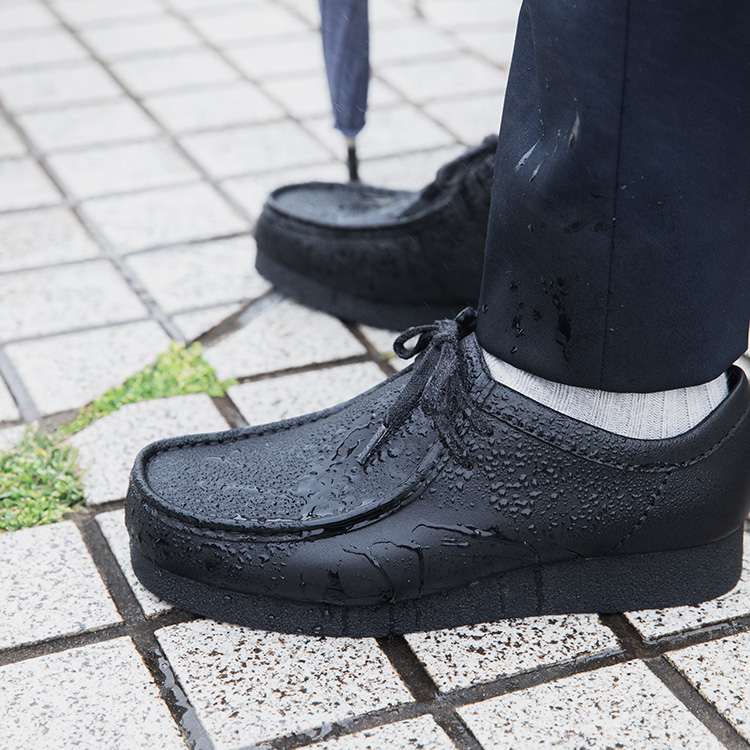 何気ない毎日に寄り添う特別な靴。クラークス ワラビーEVO WPを履いて