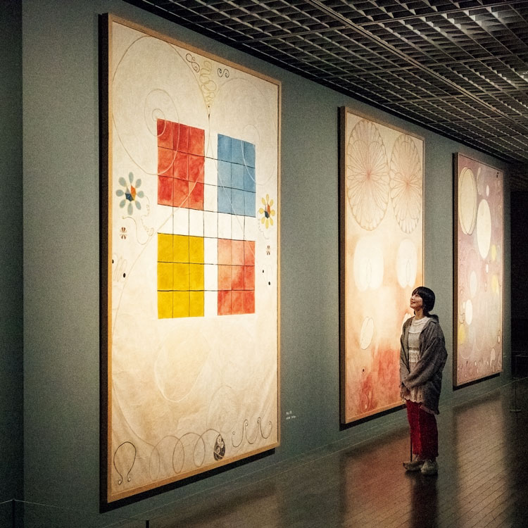 抽象絵画の先駆者アフ・クリントは、見えないものをどう描いたのか