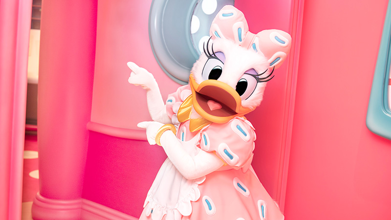 公式】今日は、デイジーのスクリーンデビューの日！｜東京ディズニー