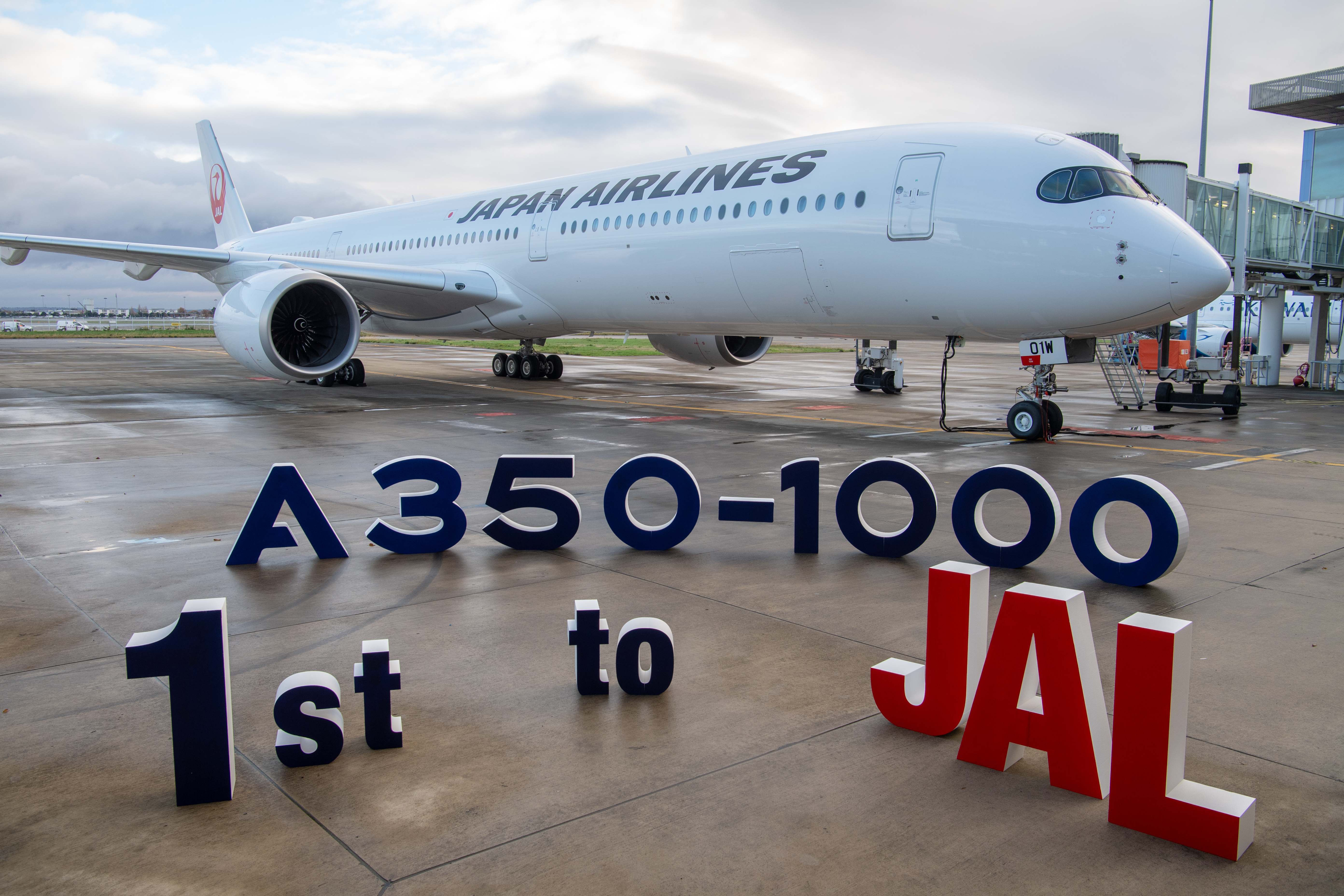 Japan Airlines takes delivery of its first A350-1000 | Airbus