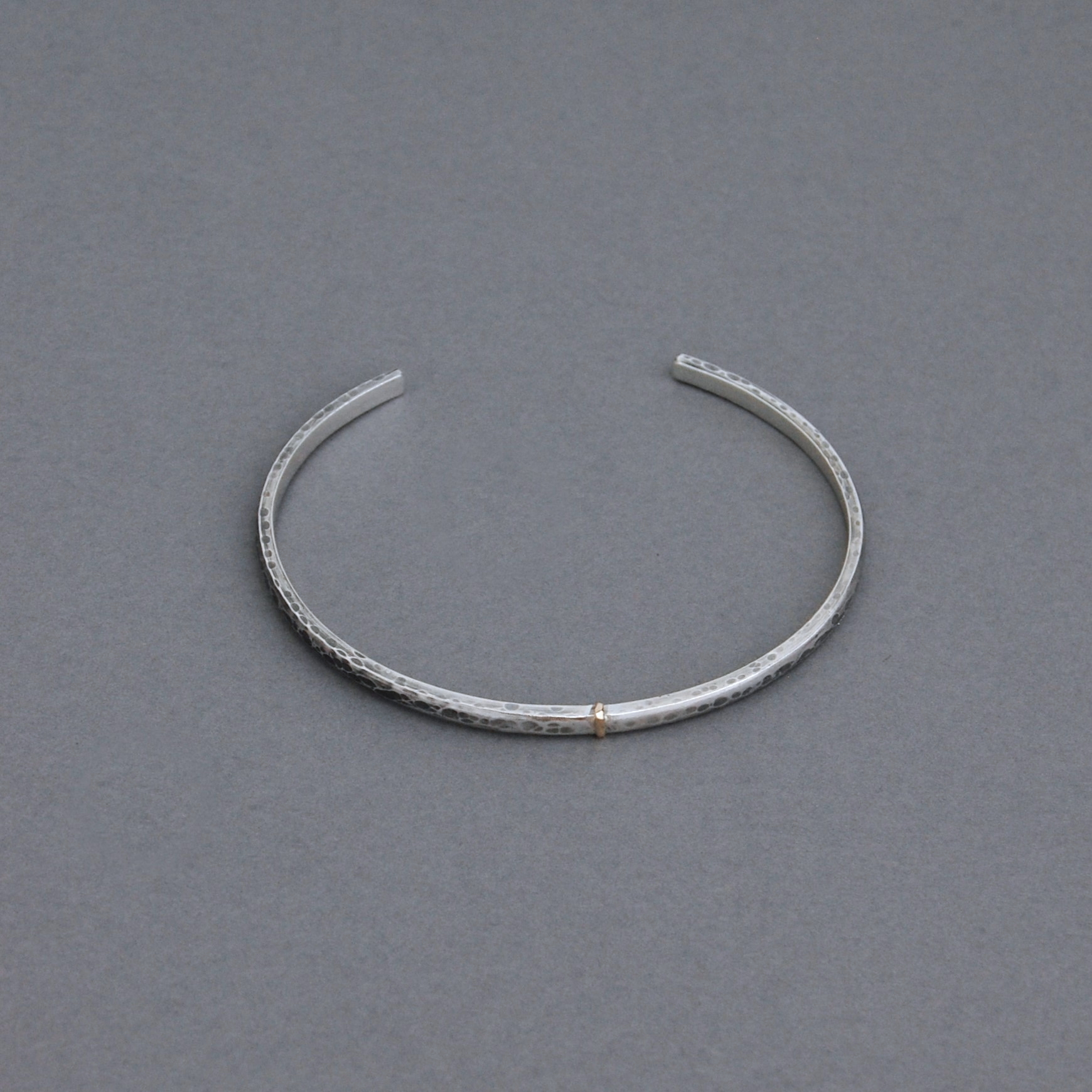 SV925 シルバーと金の槌目バングル - Megumi Nishikawa Jewelry