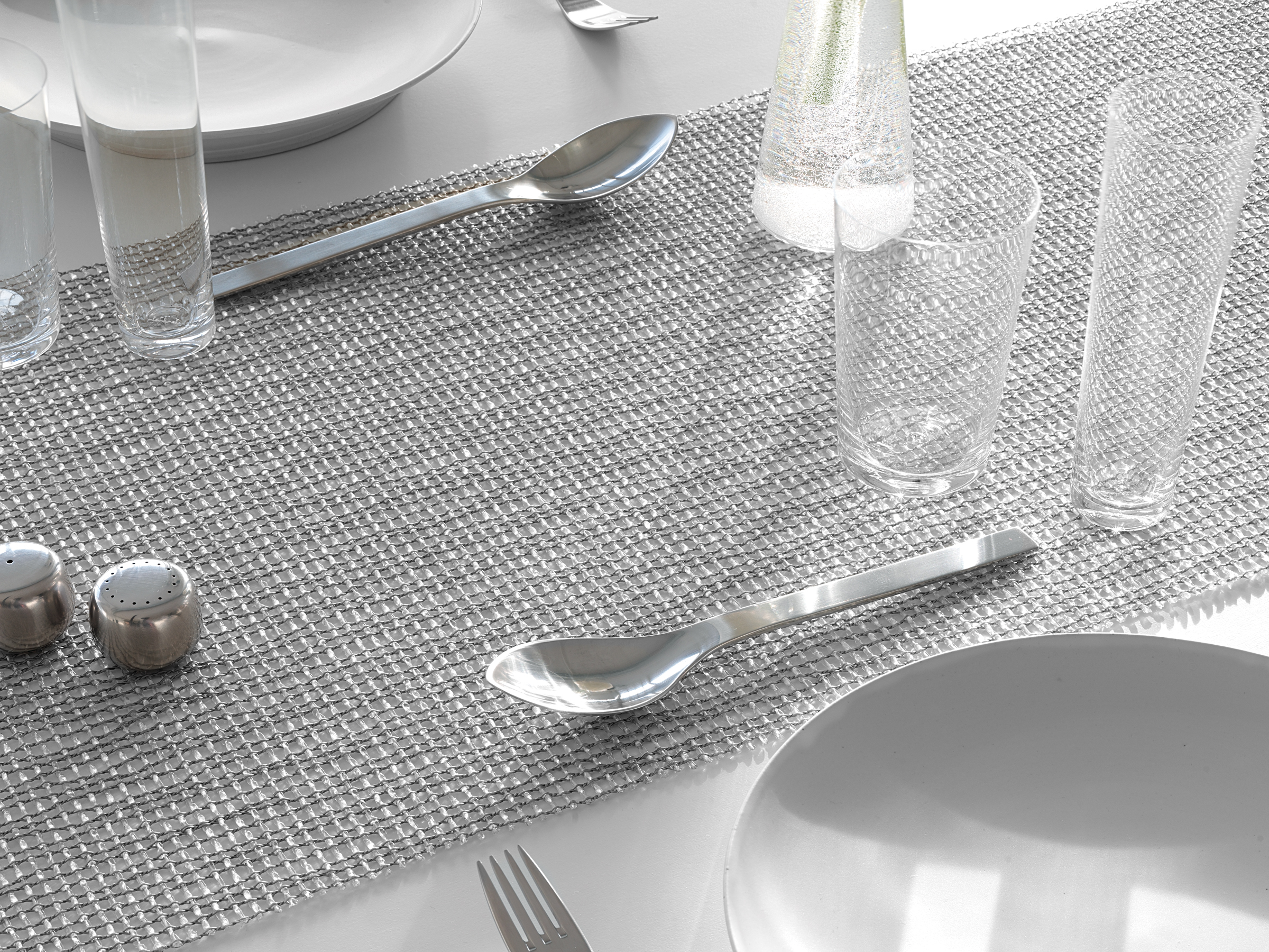 チルウィッチ テーブルランナー カジュアルエレガントなシルバー