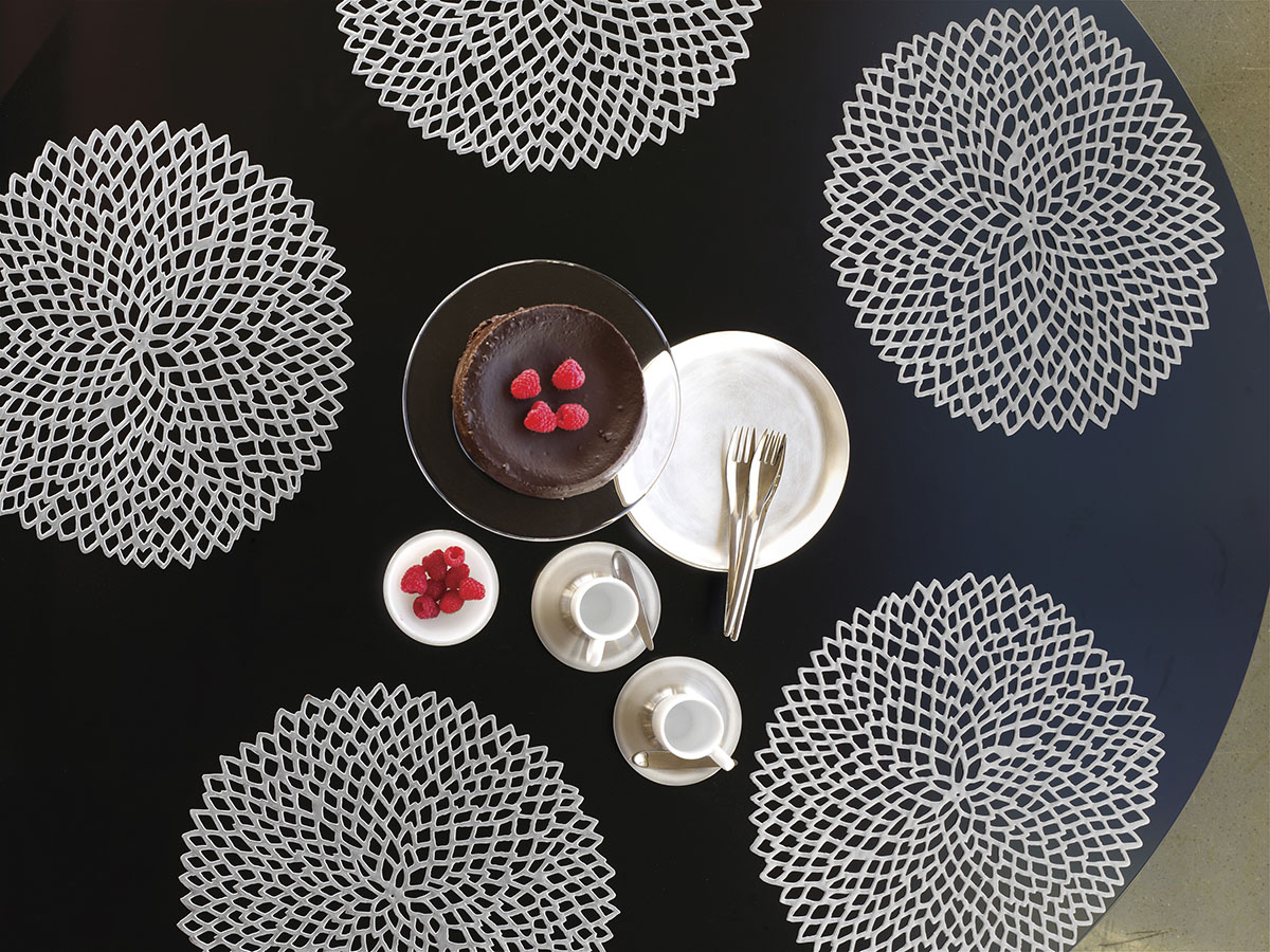 チルウィッチ ダリア ランチョンマット｜大輪のダリアを模ったガンメタル色