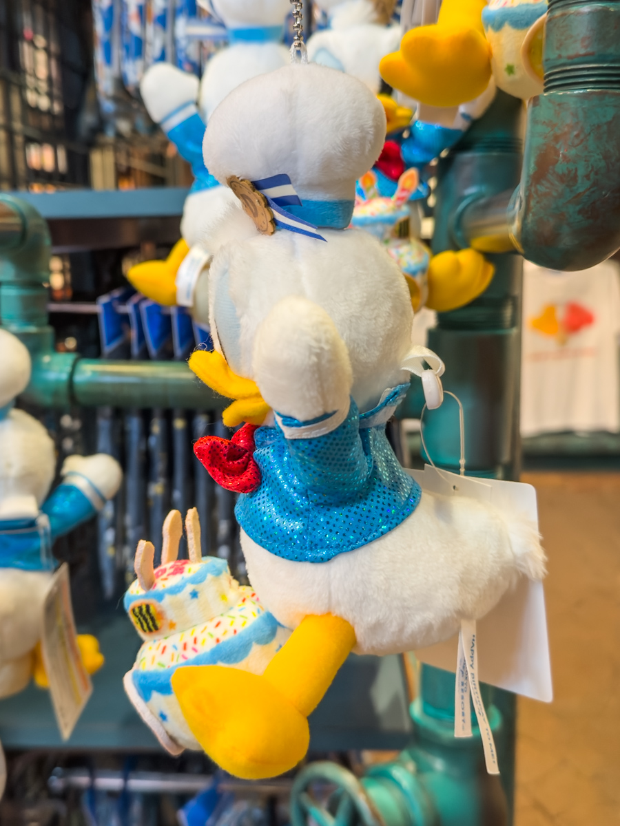 ケーキでお祝い！東京ディズニーランド“ドナルドダックお誕生日2024