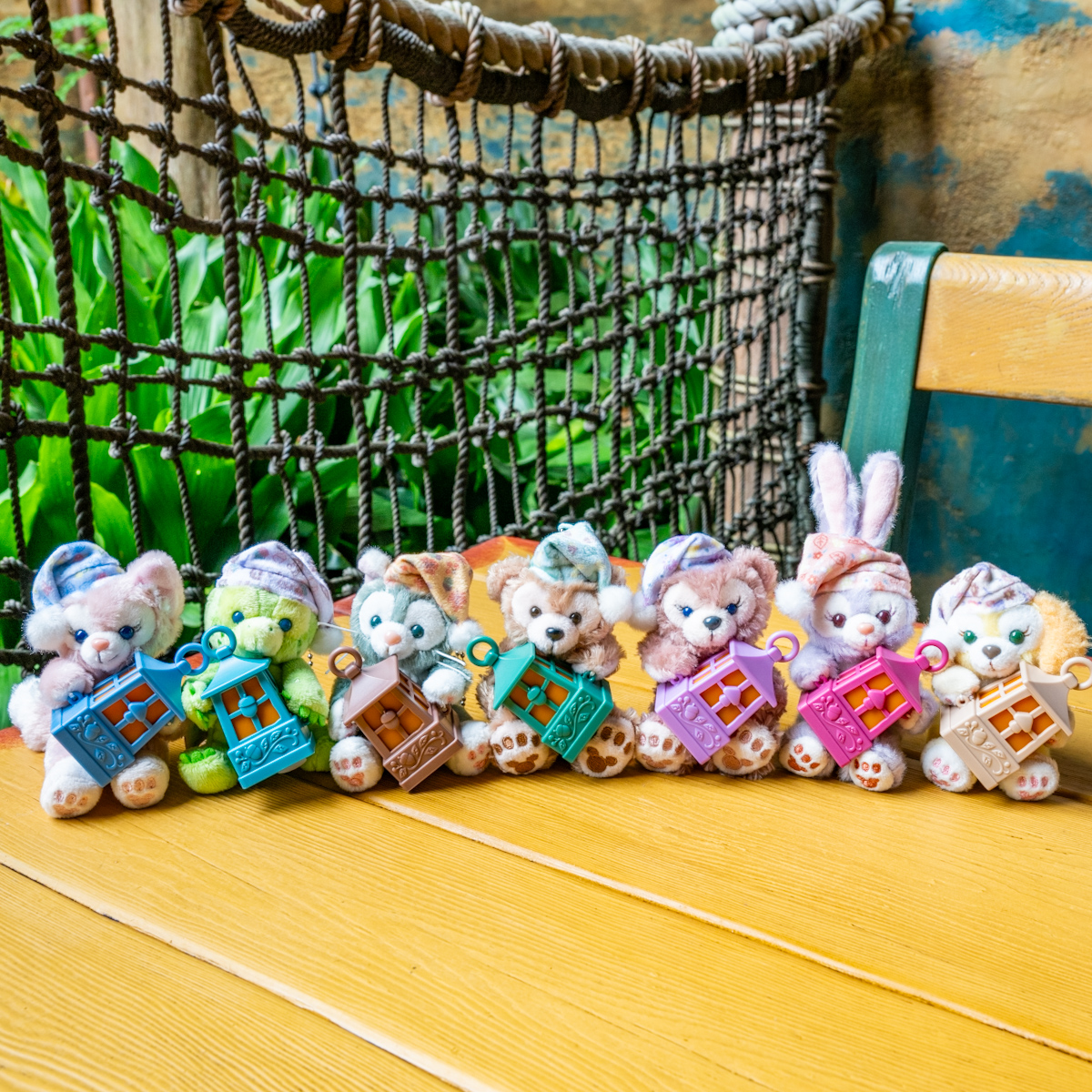 光るランタンを抱えたダッフィーたち！東京ディズニーシー”ダッフィー