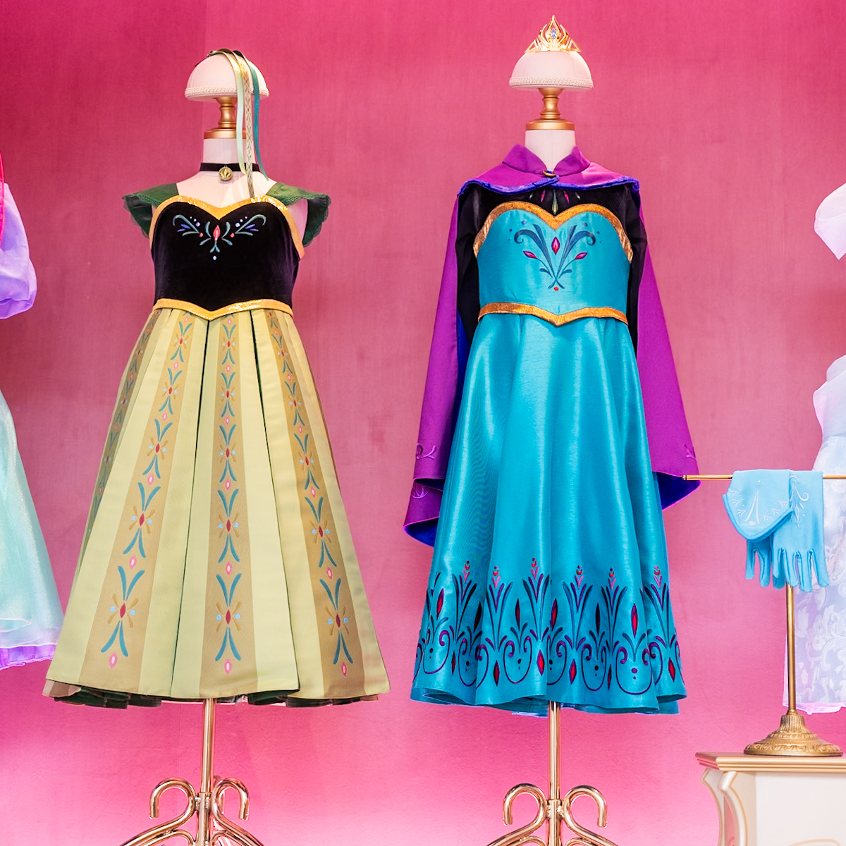 12月13日再開！戴冠式シーンのアナとエルサのドレスも登場☆「ビビディ