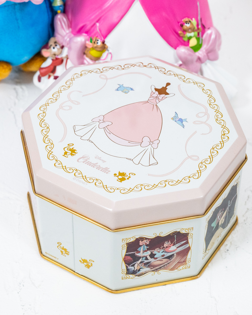 青い鳥やネズミたちがドレスをリメイクするシーンがモチーフ