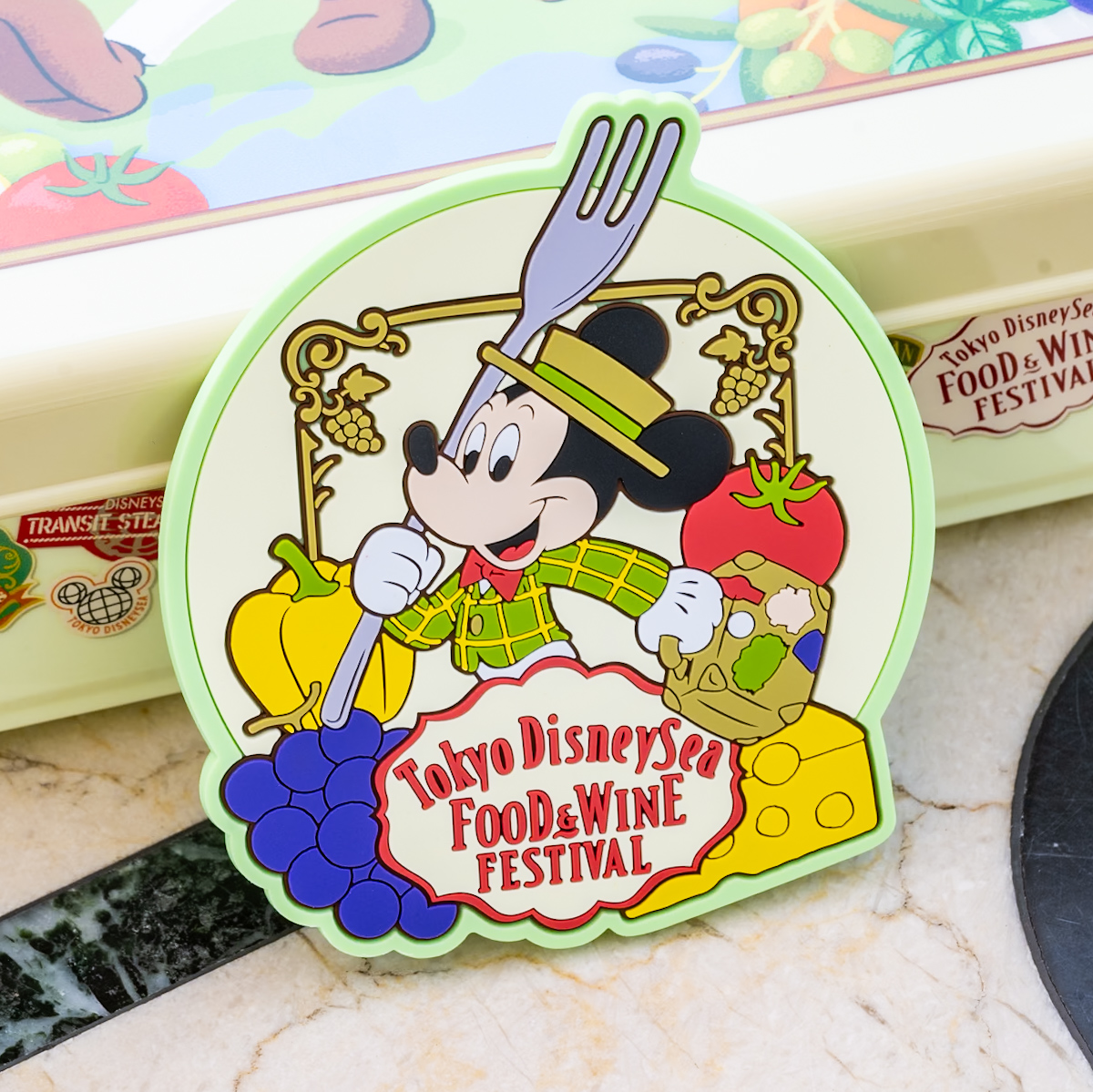 フォークを持って旅するミッキーデザイン！「東京ディズニーシー