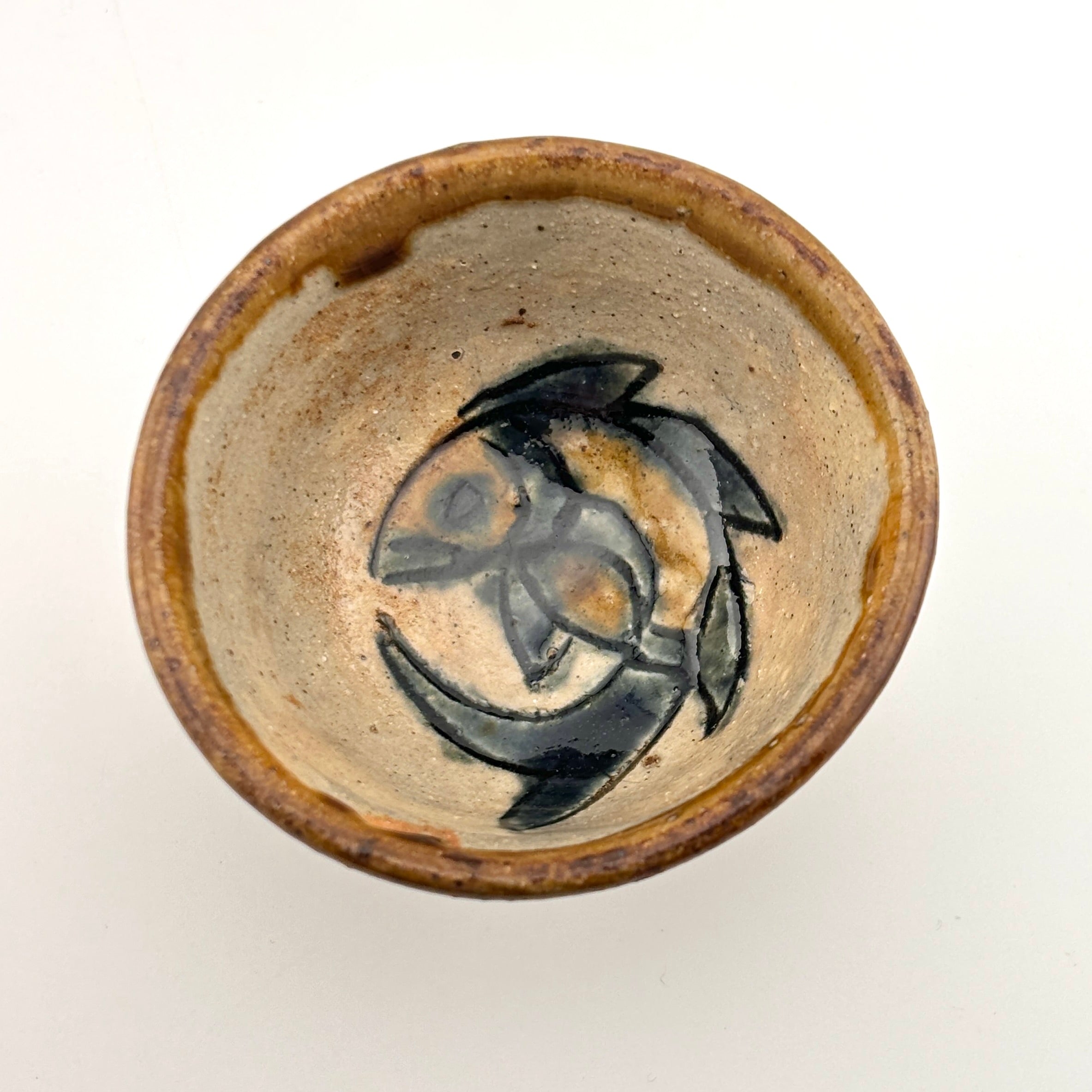 壺屋焼 人間国宝 金城次郎作 魚文ぐい呑 – 生活民芸 なかむた