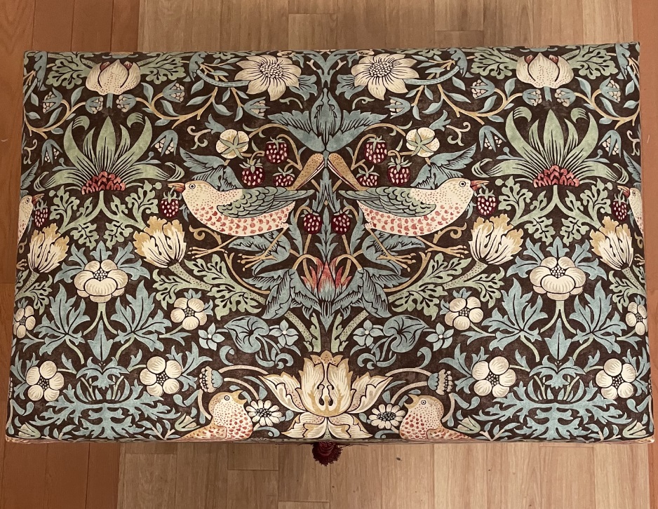 いちご泥棒』のファブリックと古茶箱で作るカルトナージュのインテリア