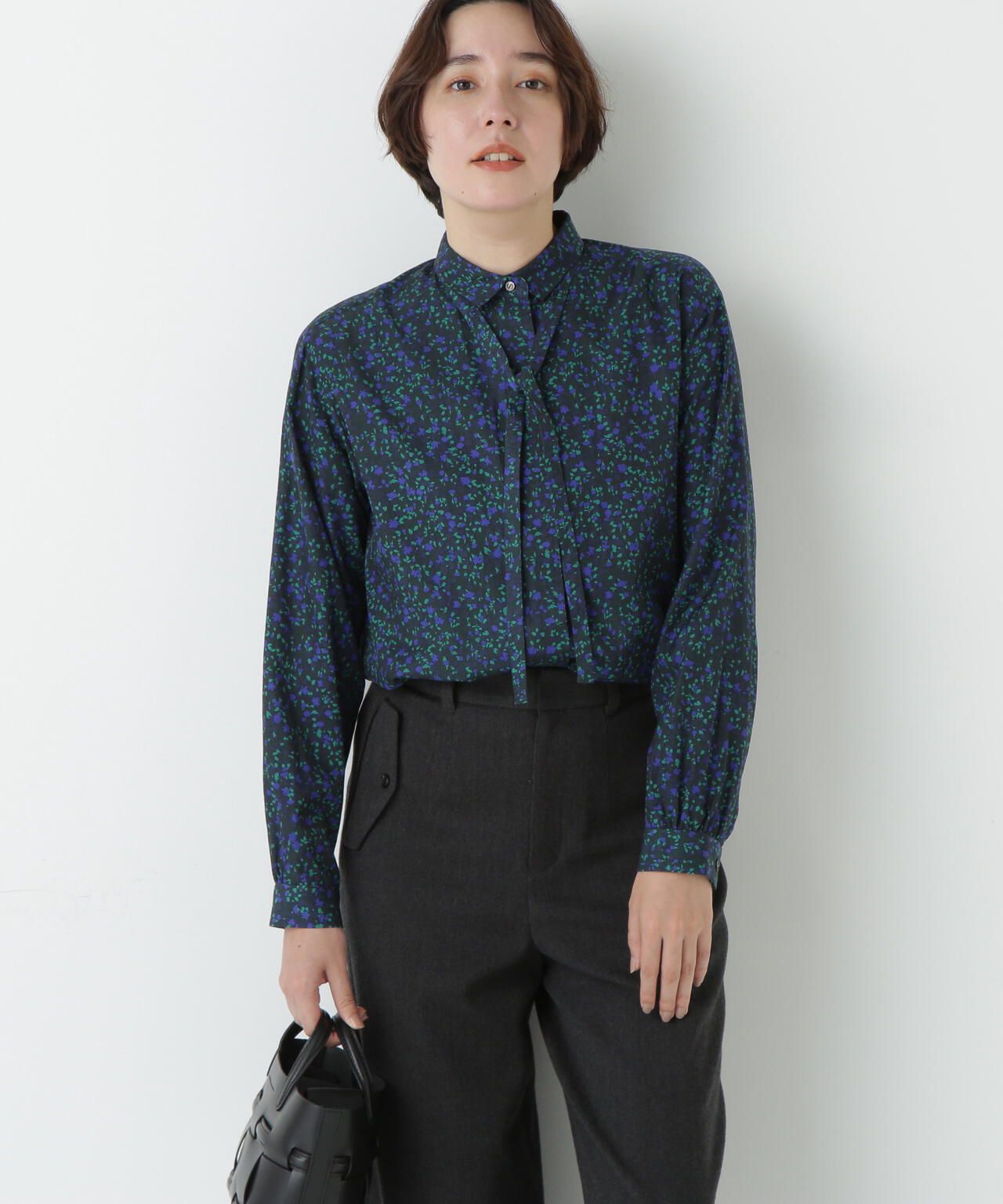 プチフラワープリントボウタイシャツブラウス | human woman