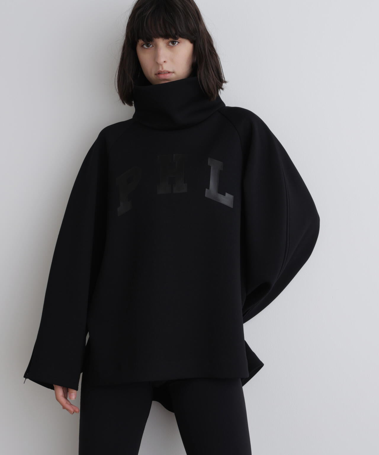 LE PHIL SPORTS》ライトダンボールレタードプルオーバー | LE PHIL（ル