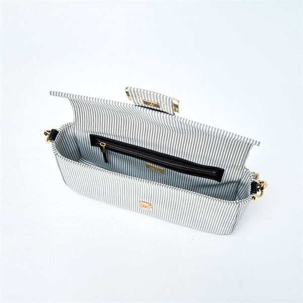 FENDI マンマバゲット ショルダーバッグ ストライプ ホワイト ライト