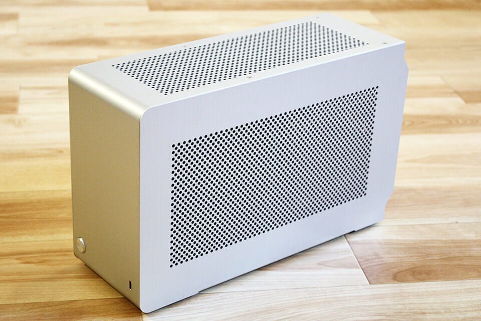 7.2Lの超小型容量で30cmまでのGPUを搭載可能なMini-ITXケース／Dan