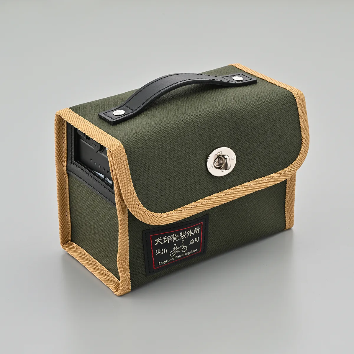 ケースおよびフィルムを使用していたため綺麗な状態かと思います