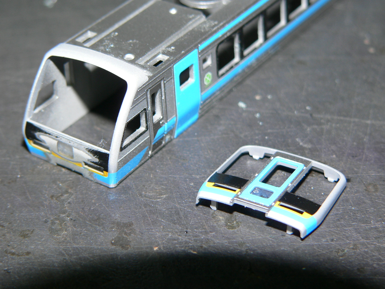 カトーのJR四国2000系にR工房さんのアンパンマン列車ラッピング