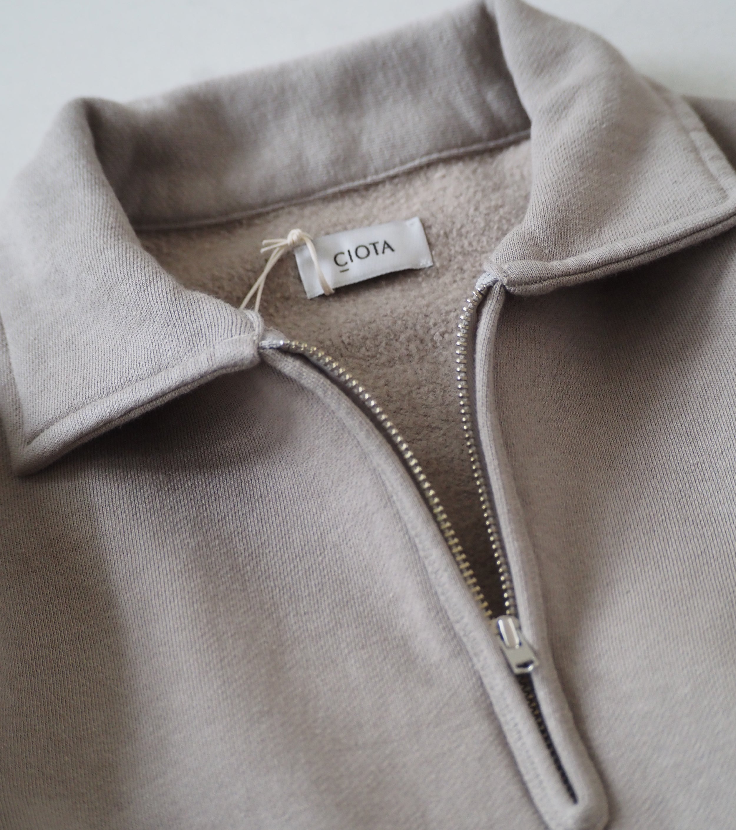 CIOTA ハーフ ジップ スウェット シャツ , Light Gray – Navyblue