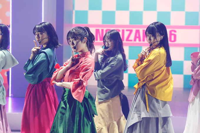 乃木坂46 全四期生メンバー16名による 初ライブ生配信 約18万人が同時